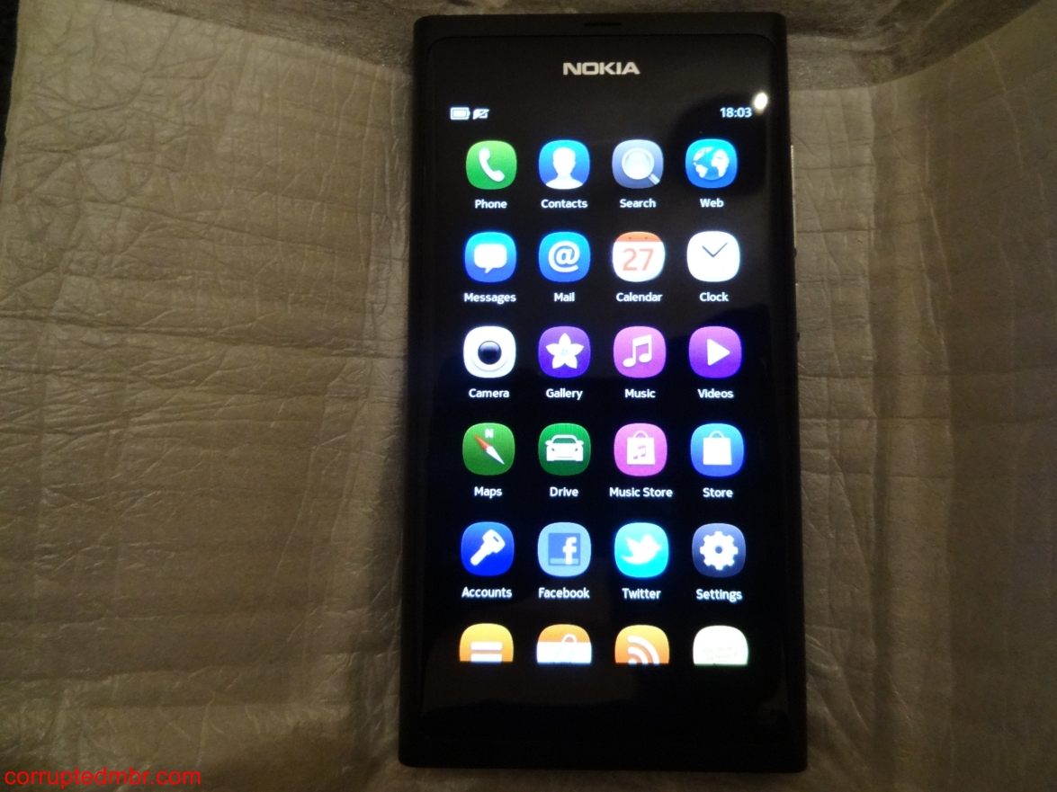/posts/smartphones-are-getting-dumber-every-year/images/NokiaN9.JPG